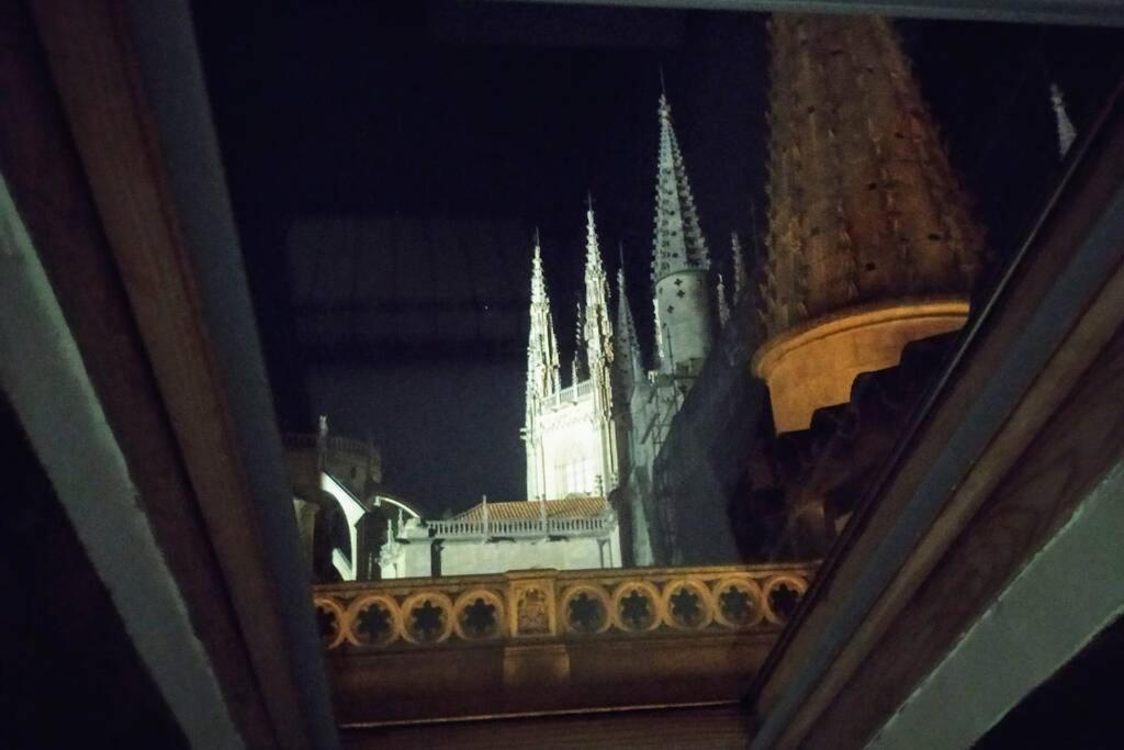 Buhardilla Con Vistas A La Catedral Burgos Exterior foto