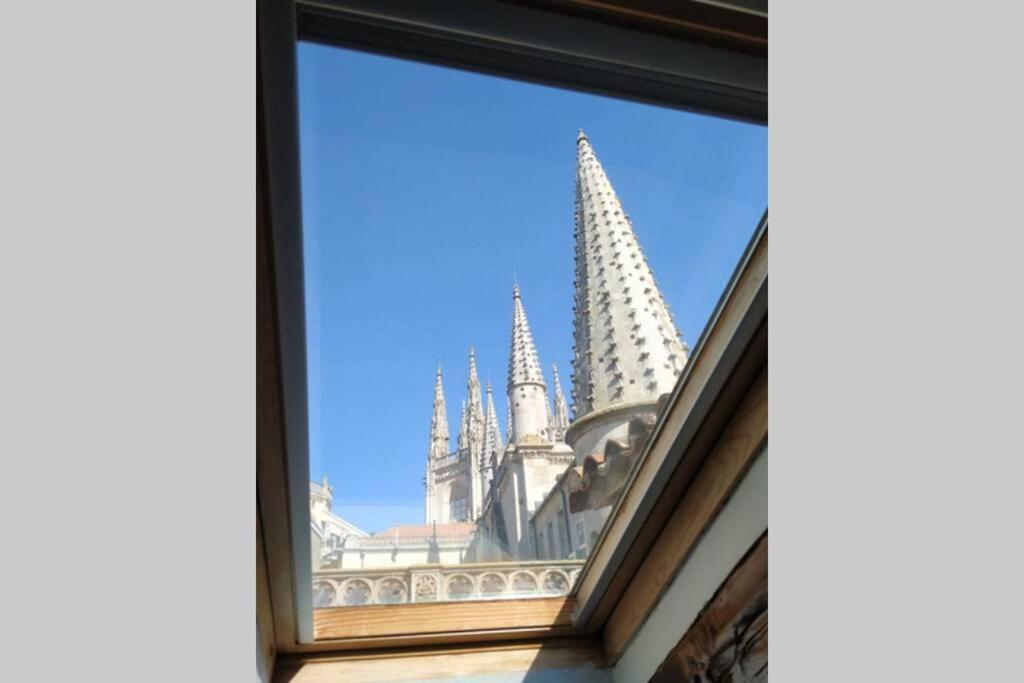 Buhardilla Con Vistas A La Catedral Burgos Exterior foto