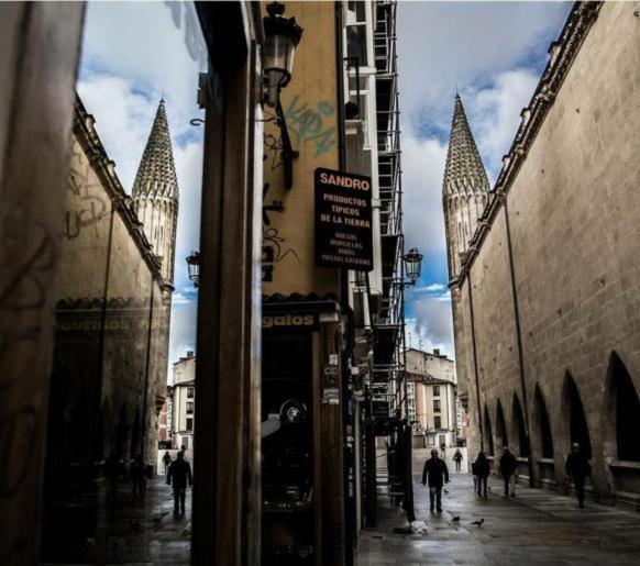 Buhardilla Con Vistas A La Catedral Burgos Exterior foto