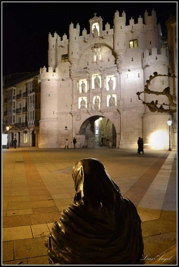 Buhardilla Con Vistas A La Catedral Burgos Exterior foto